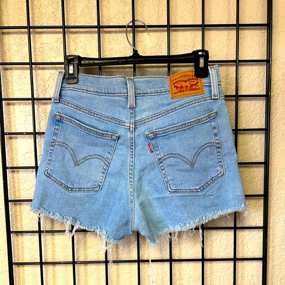 Levi Shorts - Picture 2 of 3